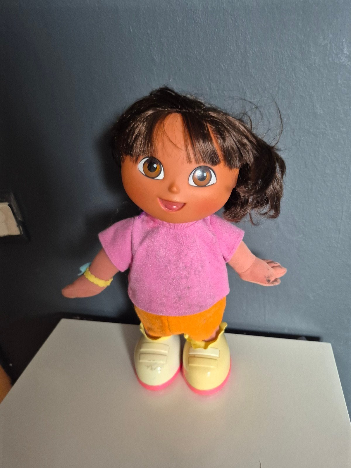 dora pop werkende staat kleding beetje vuil 33cm, Ophalen of Verzenden