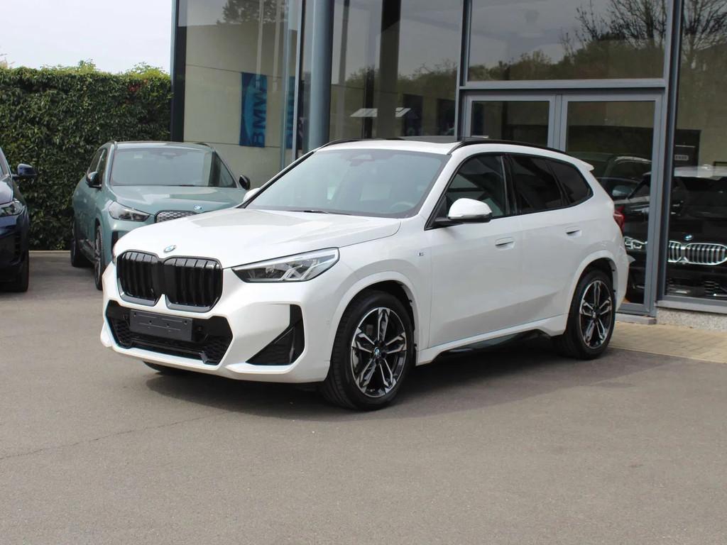 BMW X1 sDrive18i M Sport / PANODAK / TREKHAAK / DODE HOEK, Auto's, Gebruikt, Zwart, 136 pk, Wit