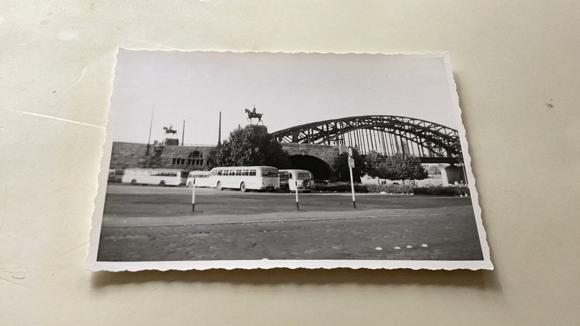 Boucles avec bus (vraie photo 1962), taille 8x12 cm, Collections, Enlèvement ou Envoi, Comme neuf, Photo