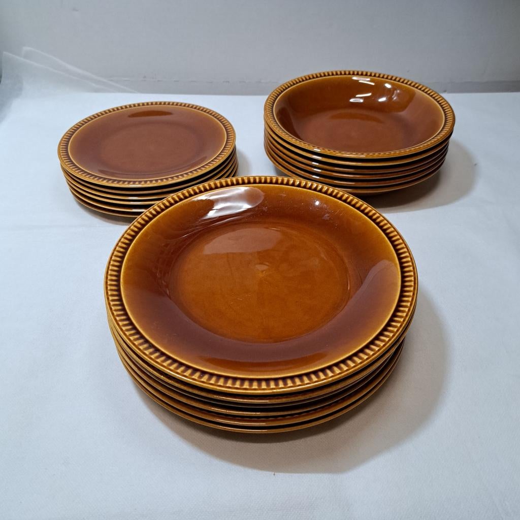Assiettes Boch Delta brunes., Antiek en Kunst, Ophalen