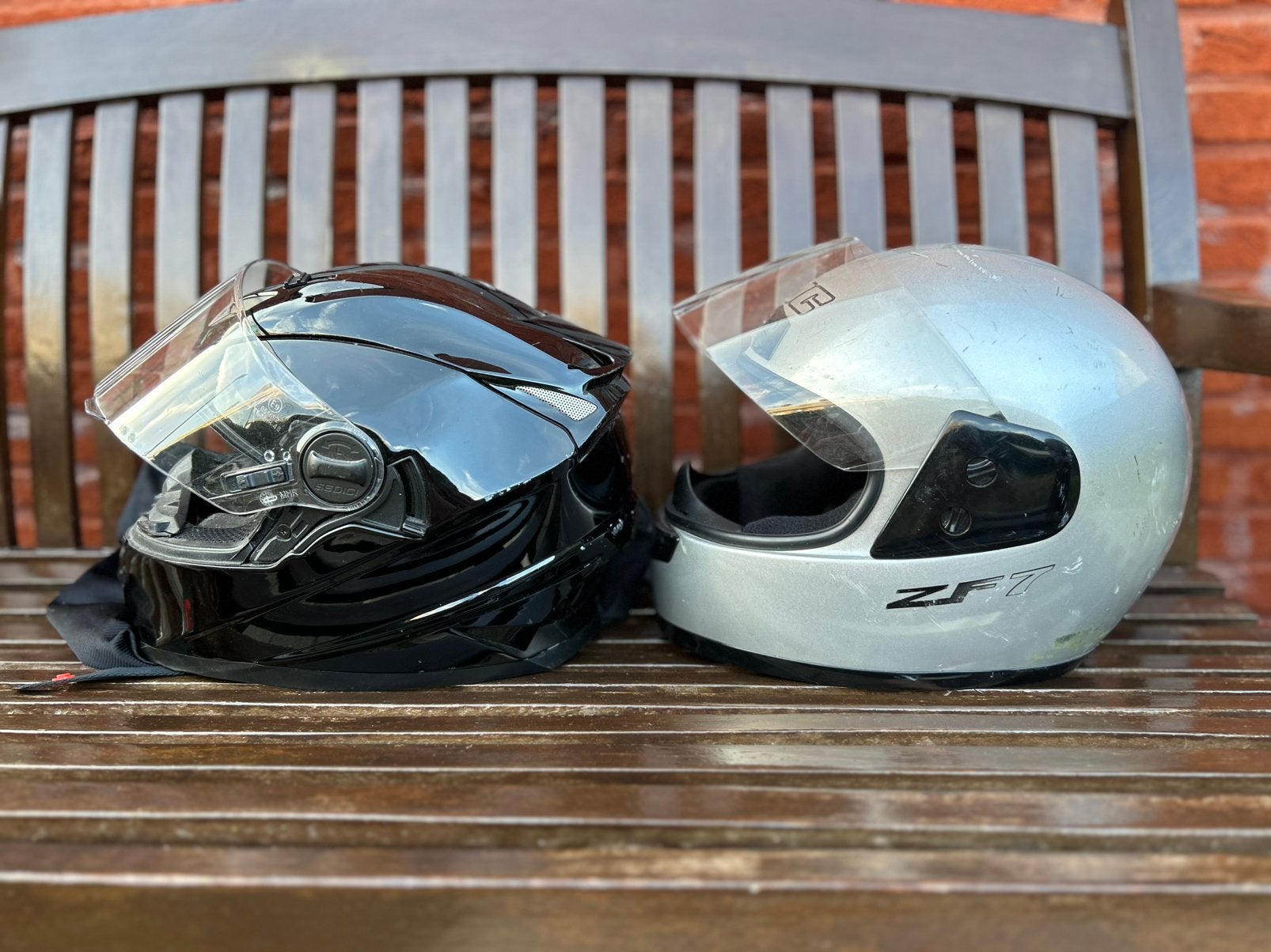 2 brommerhelmen, Fietsen en Brommers, Brommerhelmen, Ophalen, Zo goed als nieuw, Medium