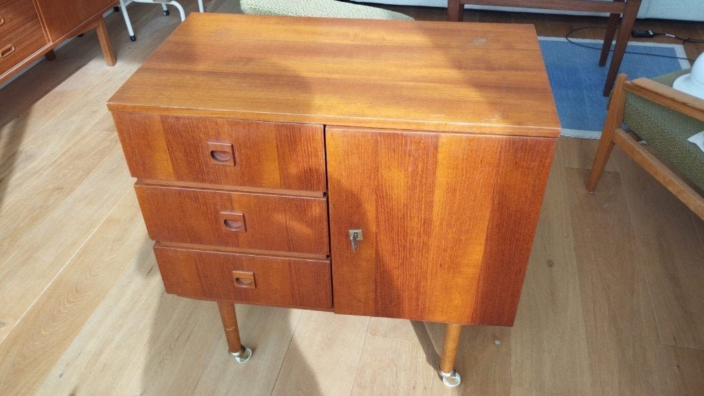 Buffet / commode vintage - style scandinave, 25 à 50 cm, Moins de 100 cm, Enlèvement, Utilisé