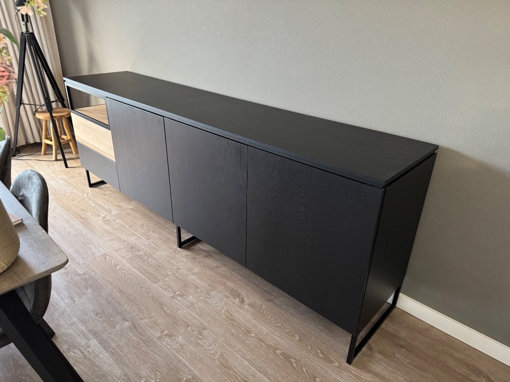 Stijlvol zwart dressoir met eiken accent en verlichting, Huis en Inrichting, Ophalen, Eikenhout, Met lade(s), Zo goed als nieuw