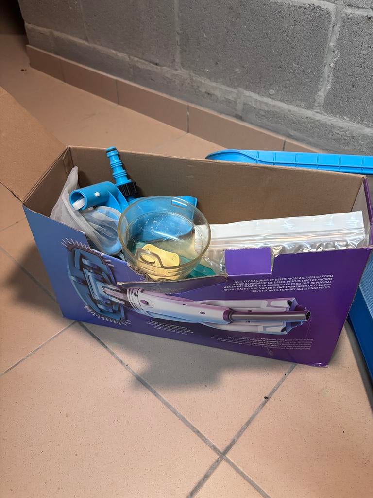 Zwembadstofzuigertje + 2 netten met stok, Ophalen, Gebruikt