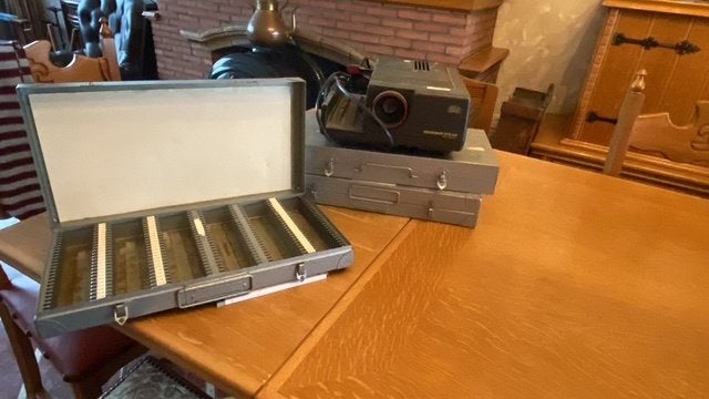 Diaprojector met metalen opbergdozen., Antiek en Kunst, Ophalen