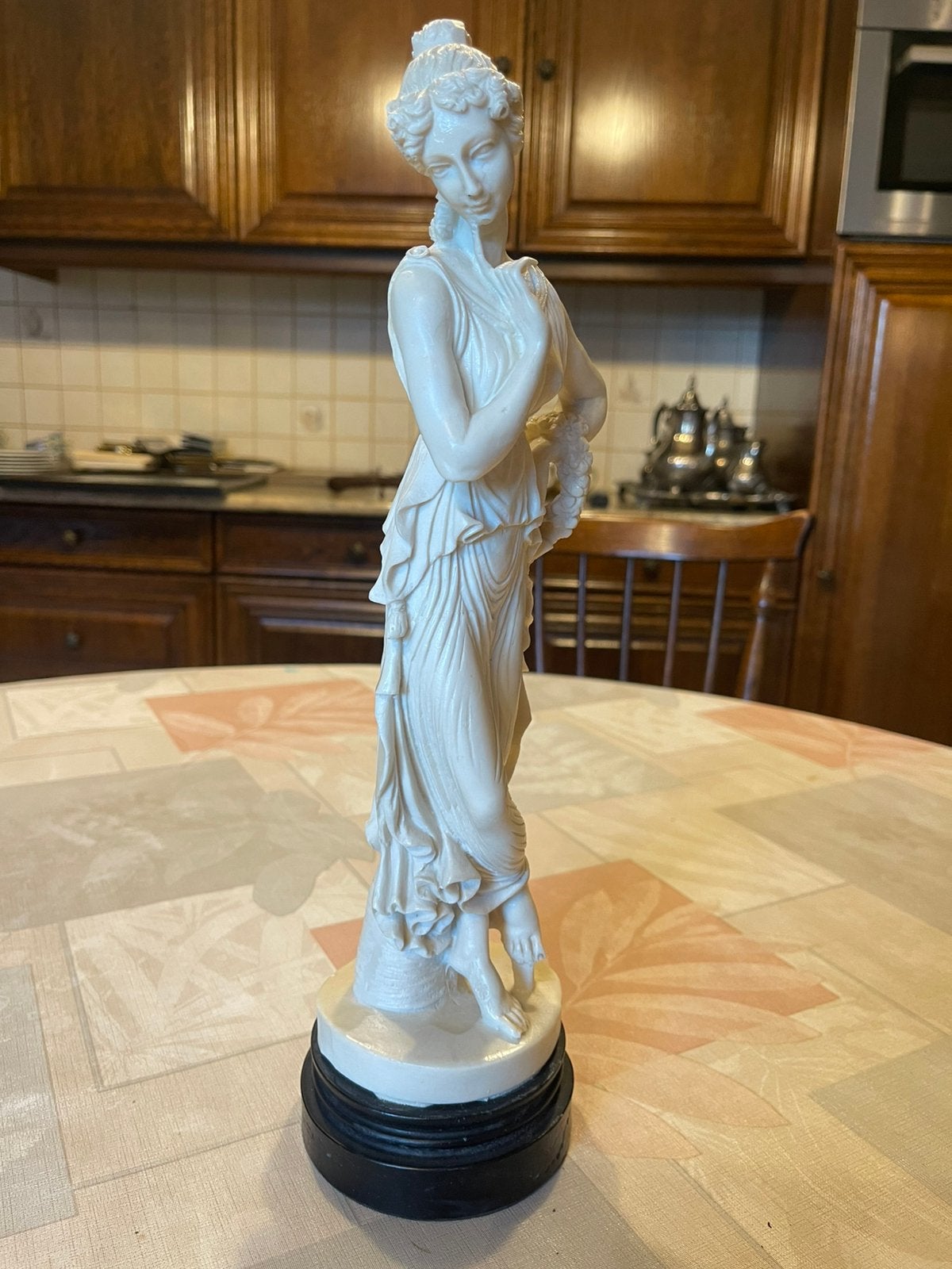 Figurine féminine en composite élégante, Enlèvement