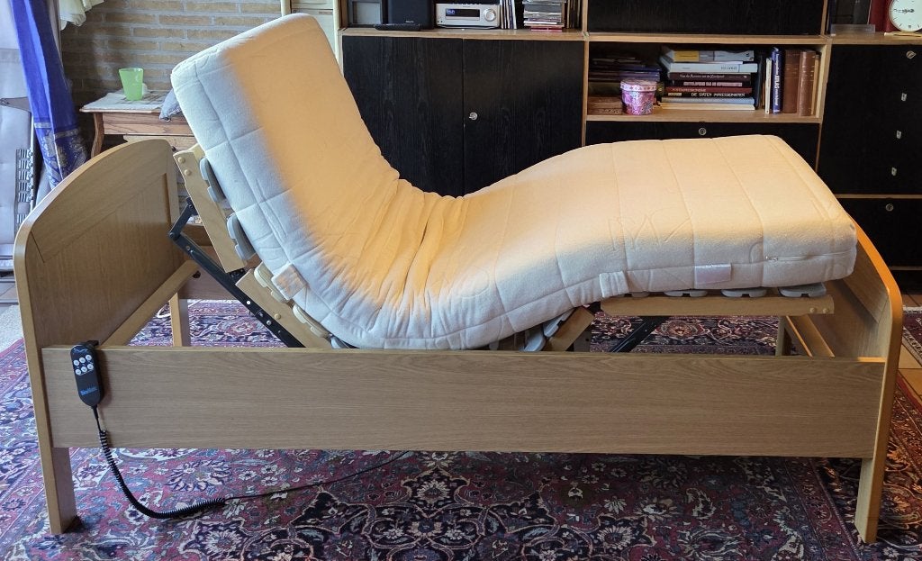 Bed met elektrisch verstelbare lattenbodem Récomatic, Ophalen, 90 cm, Eenpersoons, Bruin