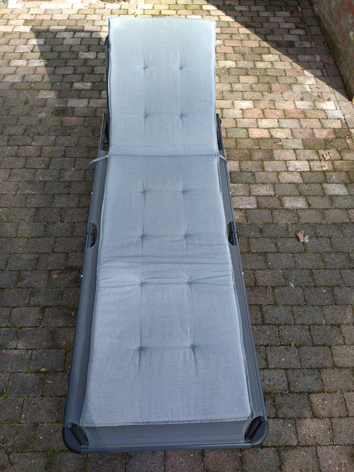 Chaise longue (grise) avec oreiller assorti, Jardin & Terrasse, Enlèvement, Utilisé, Synthétique, Pliant