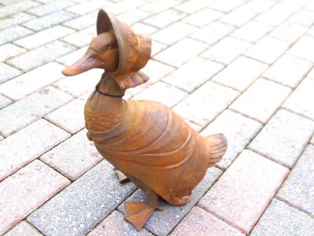 Standbeeld van een eend met een roestige gietijzeren hoed., Tuin en Terras, Ophalen of Verzenden, Nieuw, Metaal, Dierenbeeld