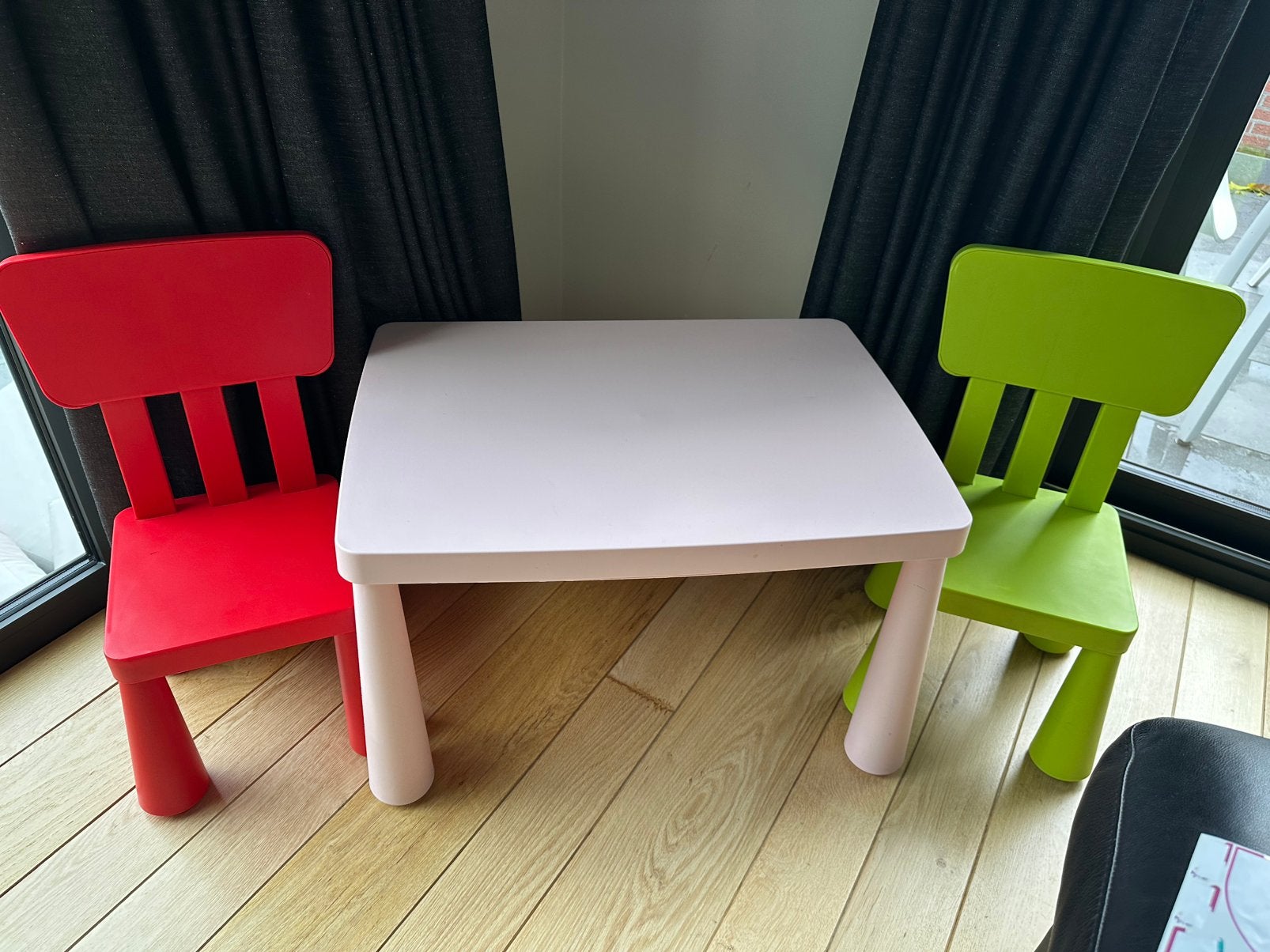 Kindertafel Mammut Ikea + 2 stoelen, Kinderen en Baby's, Ophalen, Gebruikt