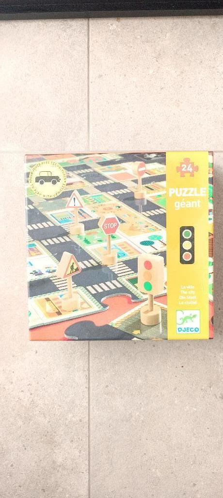 Grote Djeco vloerpuzzel stad met verkeersborden, Kinderen en Baby's, Speelgoed | Kinderpuzzels, Zo goed als nieuw, Ophalen of Verzenden