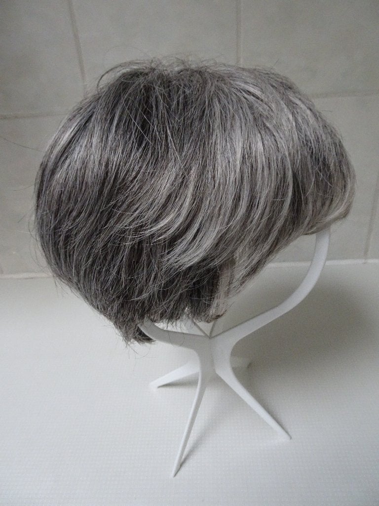 GRIJZE, SYNTHETISCHE PRUIK VAN BELLE MADAME, Handtassen en Accessoires, Uiterlijk | Haarverzorging, Ophalen of Verzenden, Gebruikt