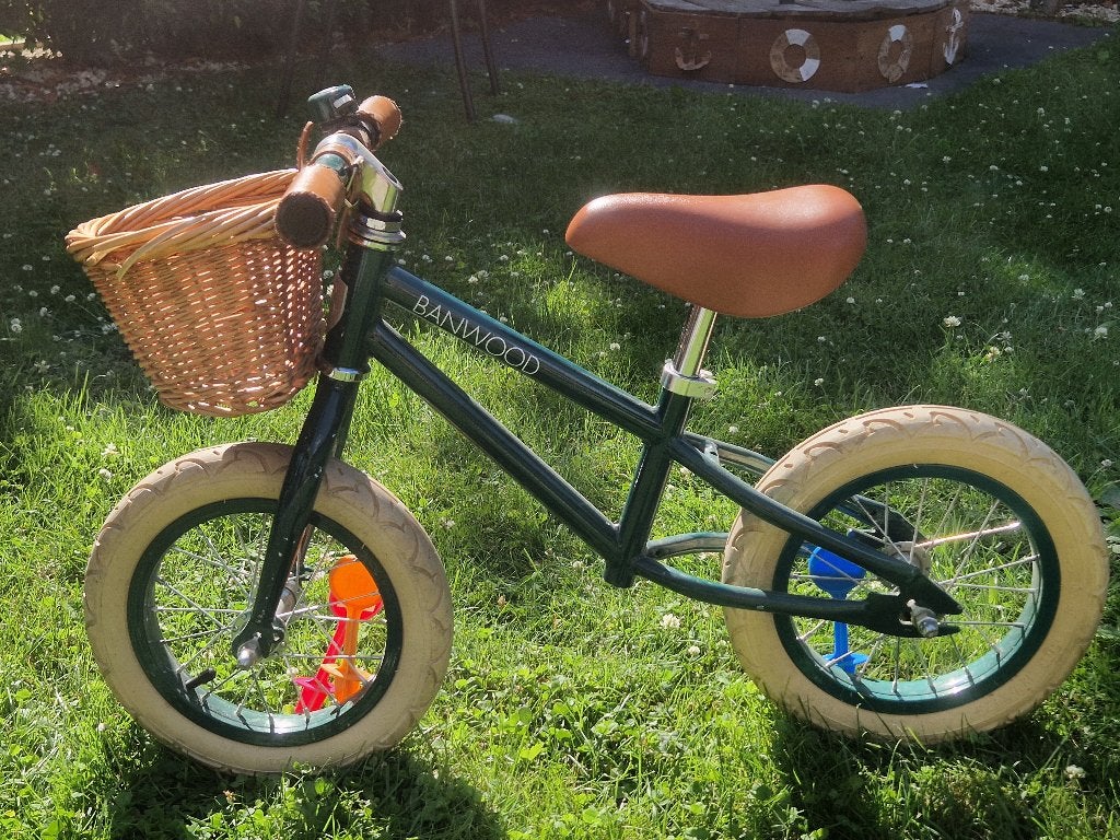 Banwood First Go Loopfiets - Groen met rieten mand, Kinderen en Baby's, Speelgoed | Buiten | Voertuigen en Loopfietsen, Ophalen