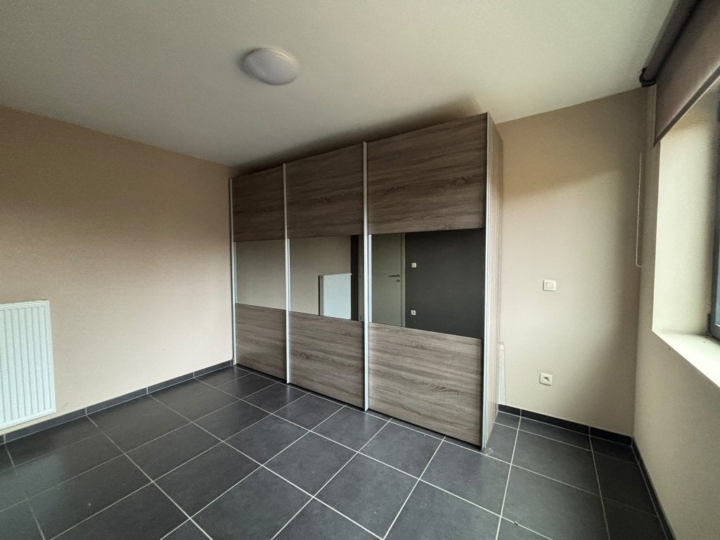 Ruime kledingkast met schuifdeuren en spiegelpanelen, Huis en Inrichting, Ophalen, Gebruikt, 200 cm of meer, Met lade(s)
