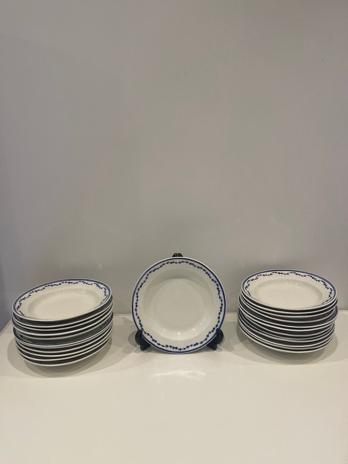 24 assiettes creuses Porcelaine de Tournai Laurier Fleuri, Antiquités & Art, Enlèvement