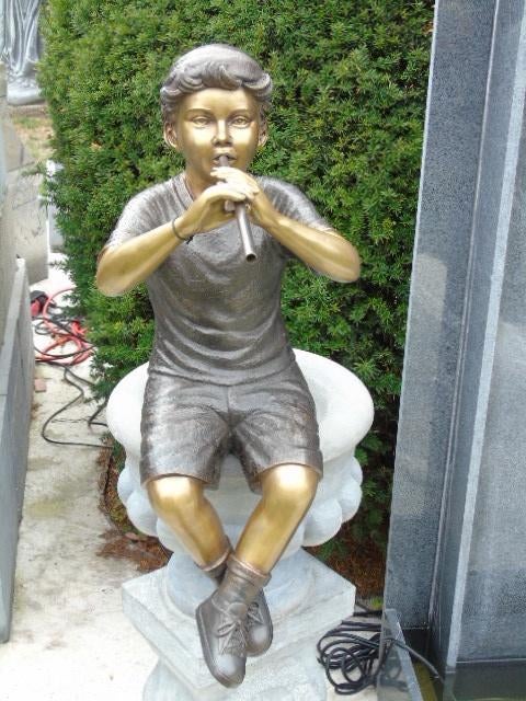 beeld van een jongen zittend met een bronzen fluit..., Tuin en Terras, Tuinbeelden, Ophalen, Nieuw, Overige materialen, Mensenbeeld