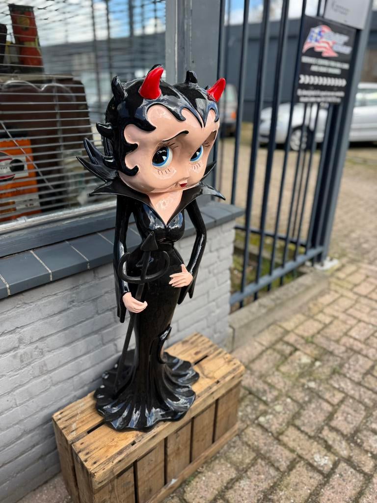 Grande statue de Betty Boop en tant que diable, Enlèvement, Utilisé, Humain