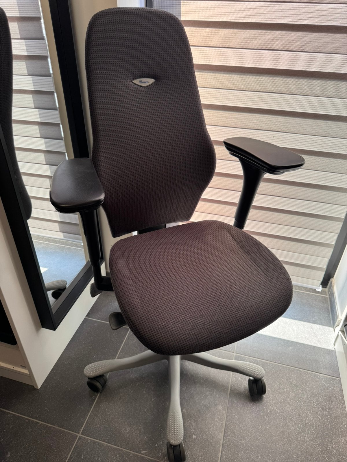 Chaise bureau ergonomique KINNARPS 6000 accoudoirs Technogel, Comme neuf, Brun, Enlèvement, Chaise de bureau