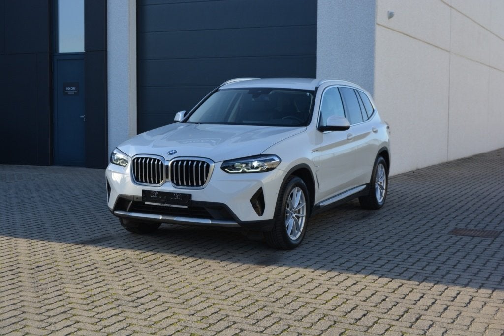 BMW X3 xDrive30e PHEV 292Pk Facelift Navi,Cam,Trekhaak, 2023, Auto's, Automaat, 4 cilinders, 2000 kg, Wit