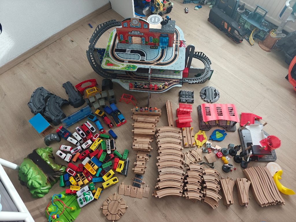 Lot de trains en bois + grande gare - BRIO, IKEA, Lidl et, Autres marques, Enlèvement, Circuit, Utilisé