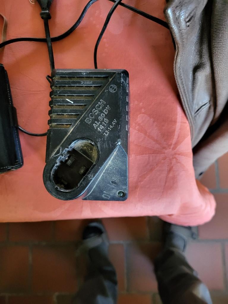 Chargeur batterie bosch 12v, Ophalen of Verzenden, Gebruikt, Minder dan 400 watt, Boor- en Schroefmachine