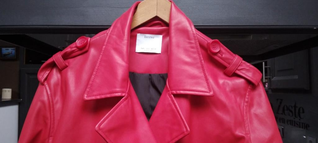 Manteau rouge, Enlèvement ou Envoi, Rouge