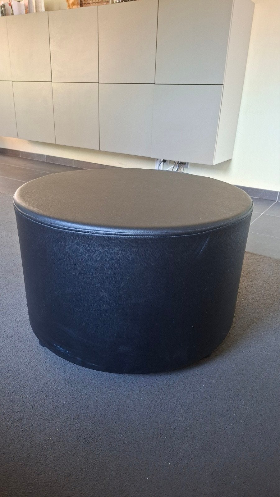 stevige ronde zwarte poef/ salontafel, Ophalen, Gebruikt, Kunststof, Modern