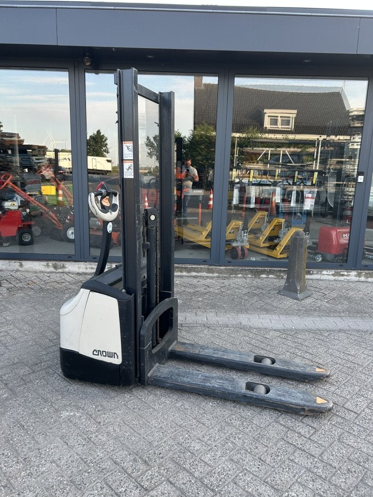 Crown WF3000 elektrische stapelaar 160CM 1000KG gebruikt, Bricolage & Construction, Treuils et Palans, Enlèvement, Utilisé, Manuelle