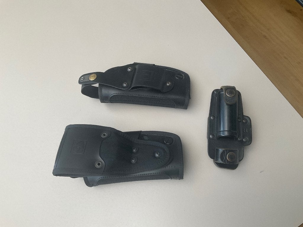 2 lederen wapenholsters en  1 sprayholster., Hobby en Vrije tijd, Overige Hobby en Vrije tijd, Ophalen