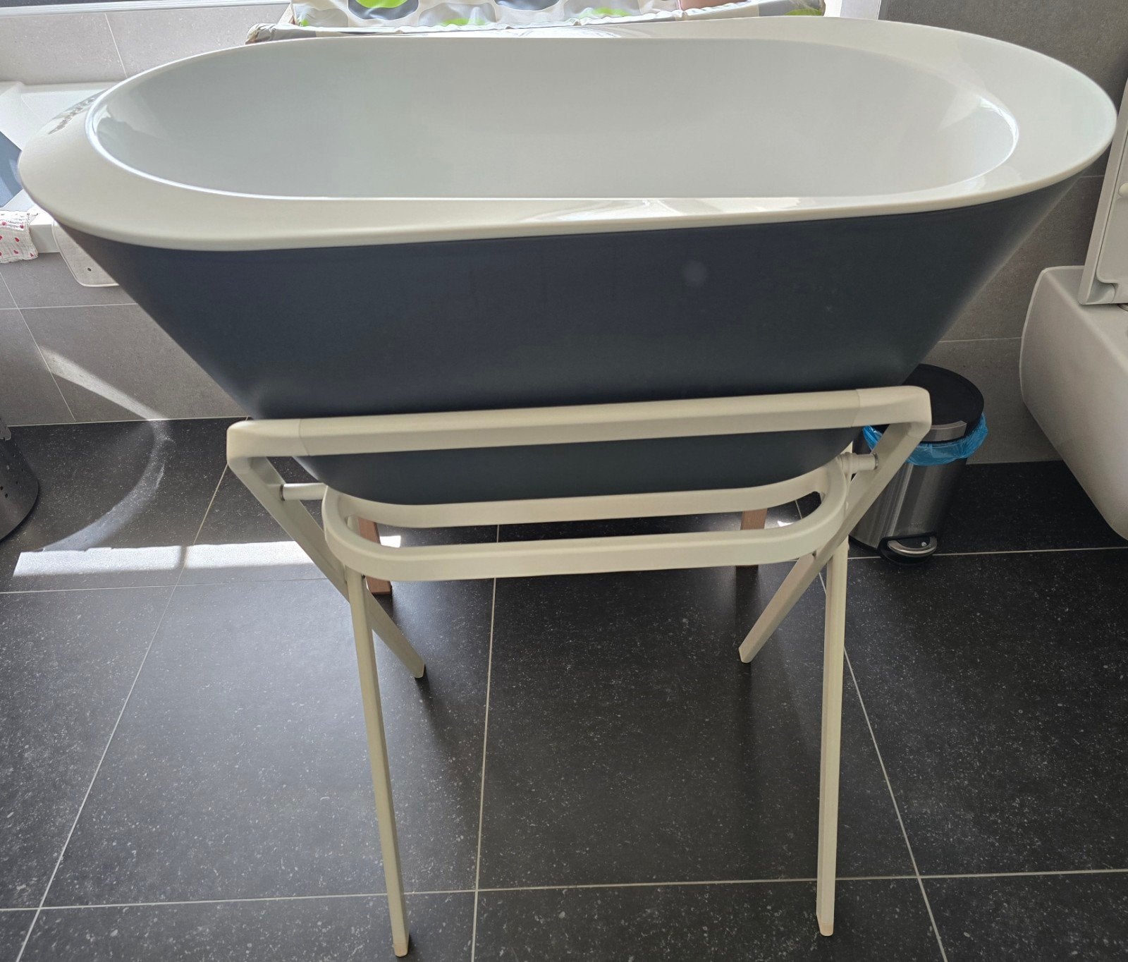 Baignoire pour bébé Bébé-Jou avec support - Gris foncé/Blanc, Enfants & Bébés, Enlèvement, Baignoire, Bébé-jou, Standard