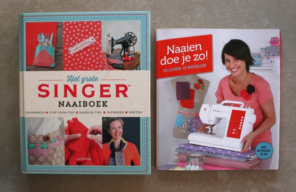 Het grote Singer naaiboek + Naaien doe je zo!, Livres, Enlèvement ou Envoi, Comme neuf, Broderie ou Couture, Diverse auteurs