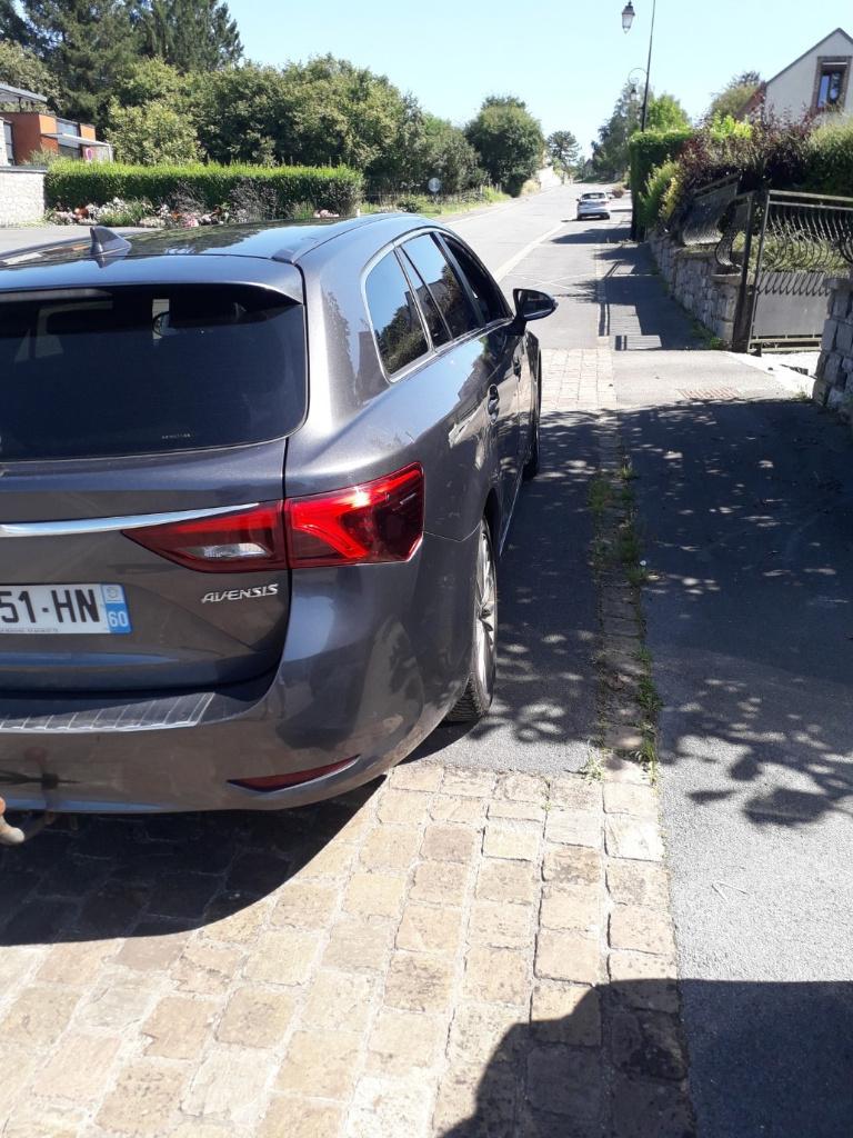 vends toyota avensis, Voorwielaandrijving, Zwart, 4 cilinders, Alcantara