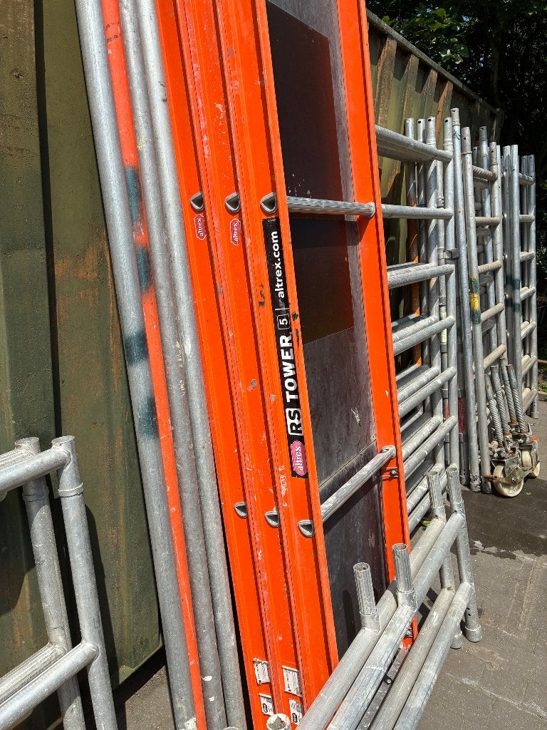1 altrex en 1 layer aluminium stelling!!, Doe-het-zelf en Bouw, Steigers, Ophalen, Zo goed als nieuw, Rolsteiger of Kamersteiger