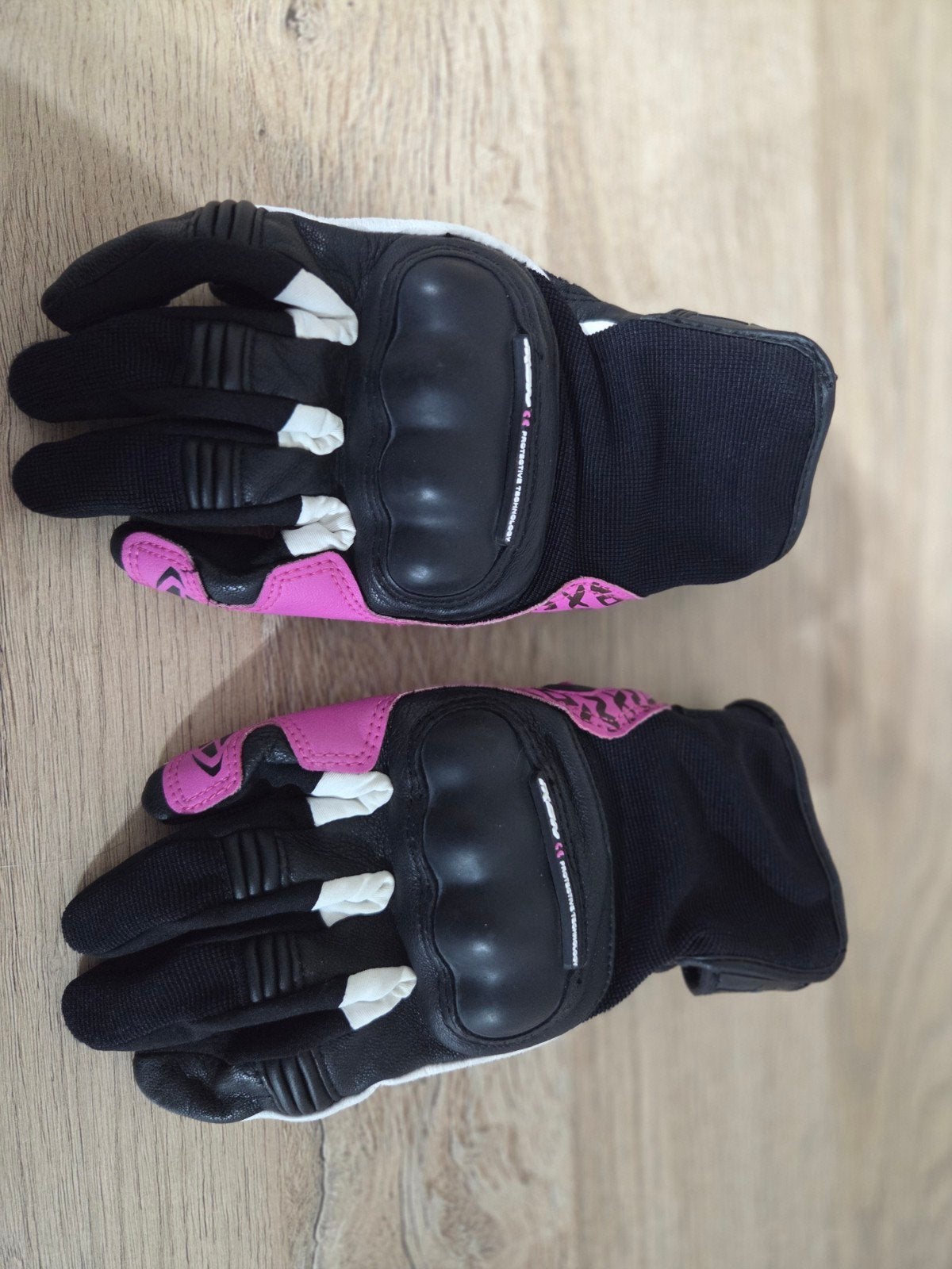 gants ixon, Enlèvement, Gants