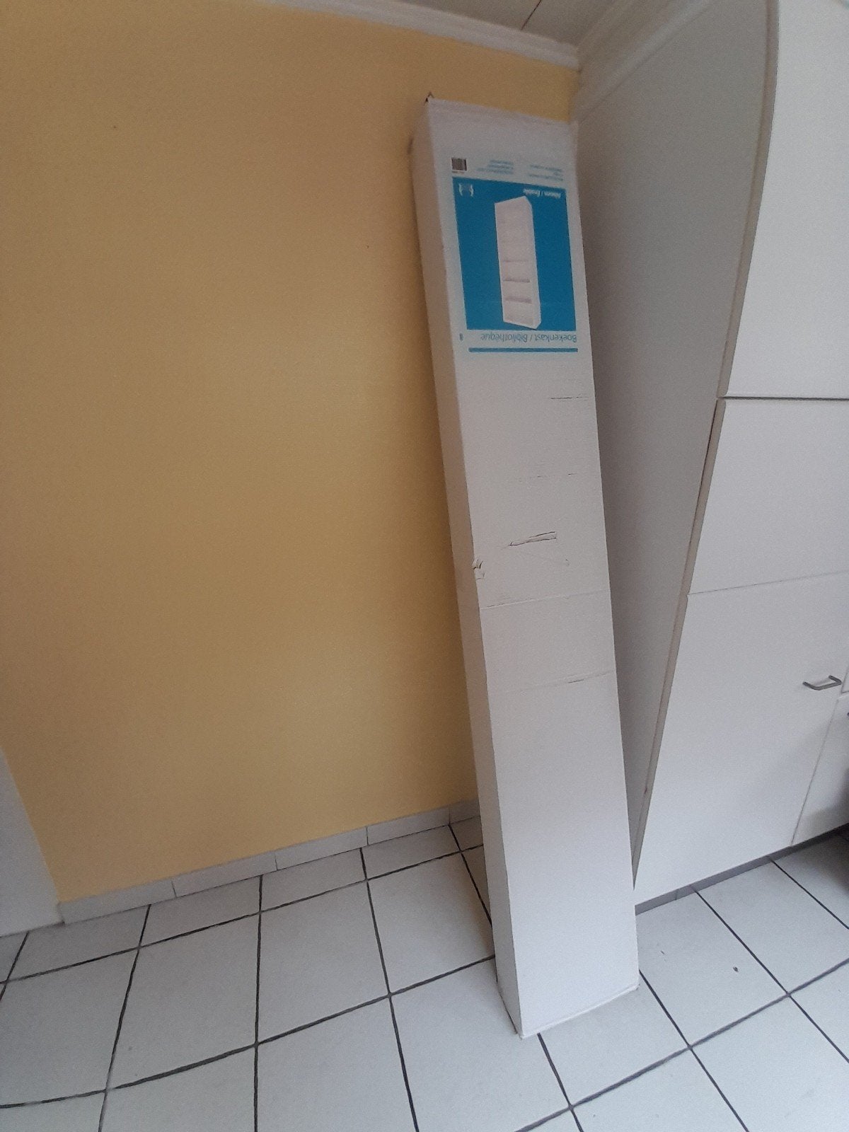 Bibliothèque toujours dans son emballage, Bricolage & Construction, Plinthes & Finitions, Enlèvement