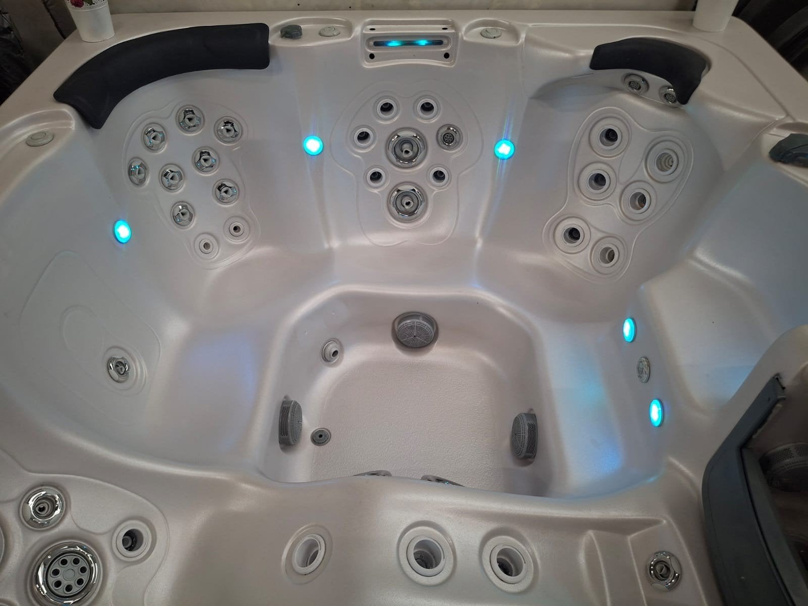ONWIJS VEEL MASSAGE JETS ‼️5 persoons island spa zeer luxe, Ophalen of Verzenden, Pomp