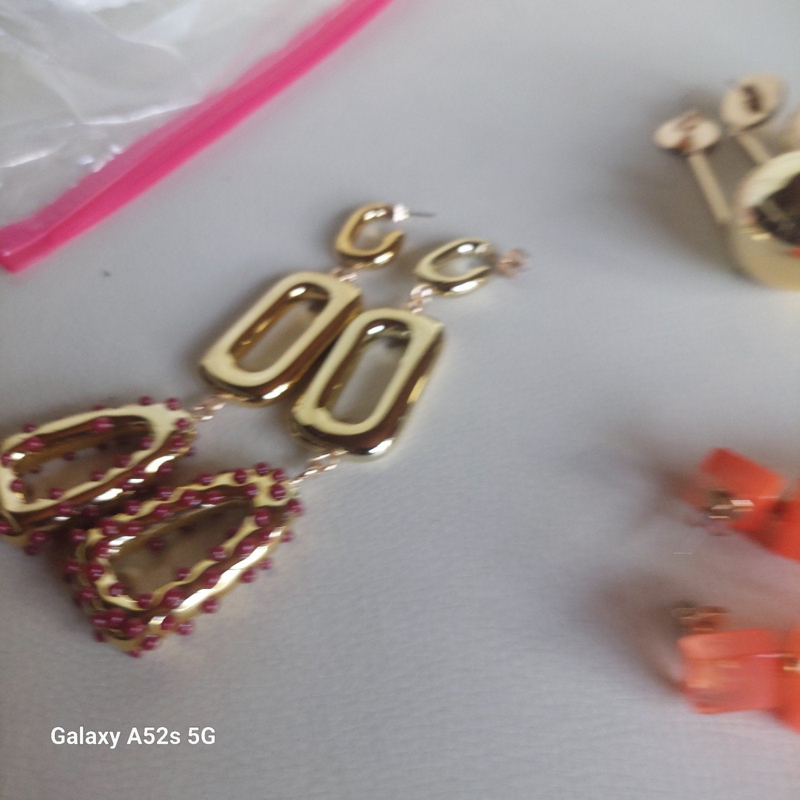 boucles d'oreilles essentiel, Enlèvement