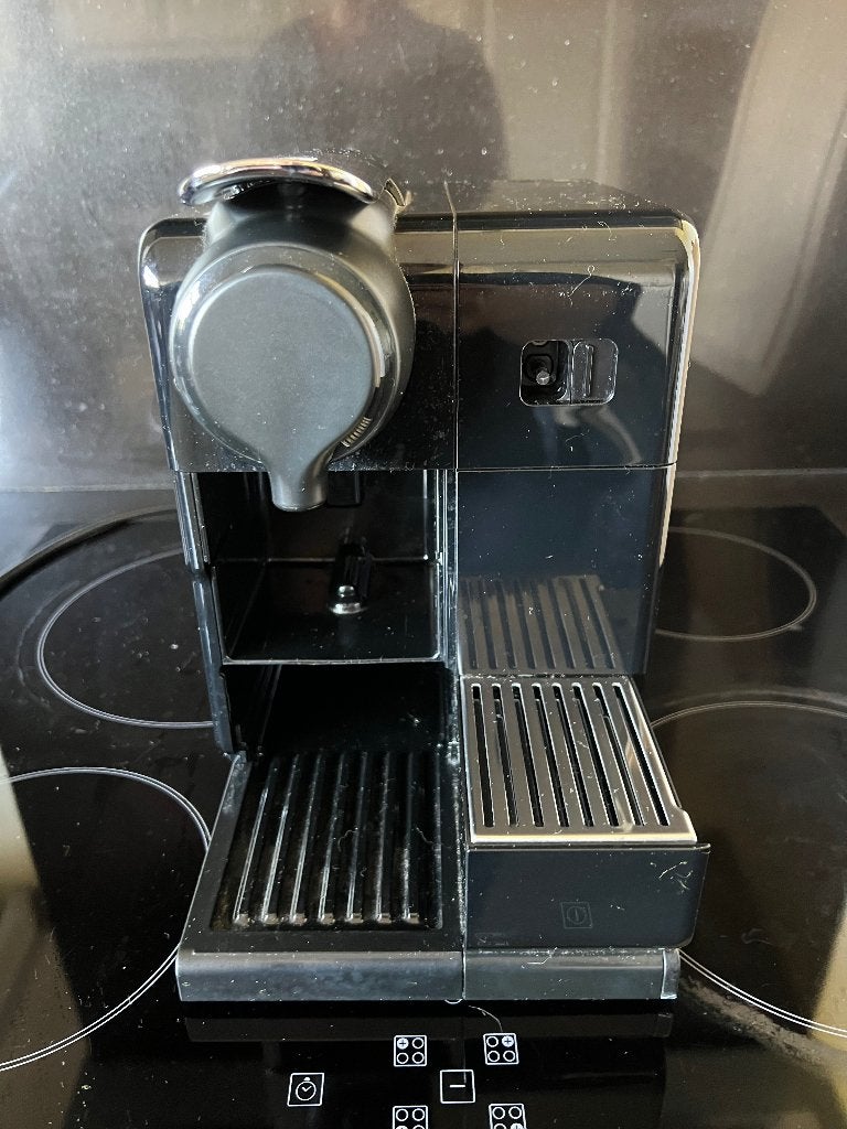 Nespresso De’Longhi Lattissima Touch EN550.B, Elektronische apparatuur, Ophalen, Zo goed als nieuw, Koffiepads en cups, Afneembaar waterreservoir