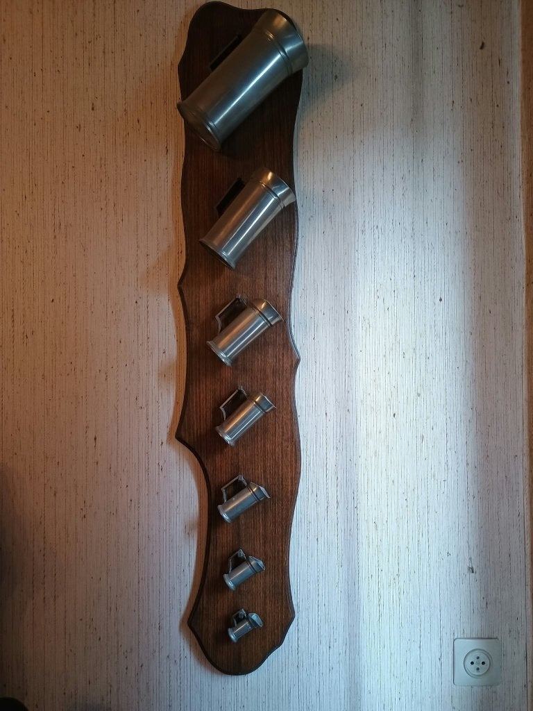 Wandgemonteerde houten maathouder met tinnen bekers, Ophalen, Gebruikt, 100 tot 150 cm, Overige typen