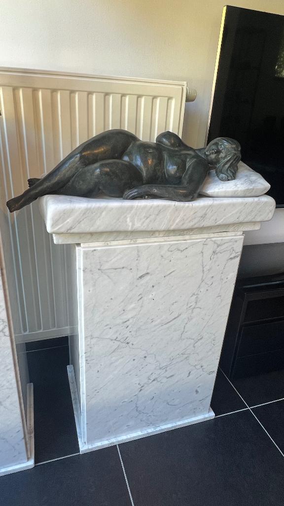 Bronzen beeld op Carrara marmer – Laurent Geers (uniek stuk), Ophalen, Brons