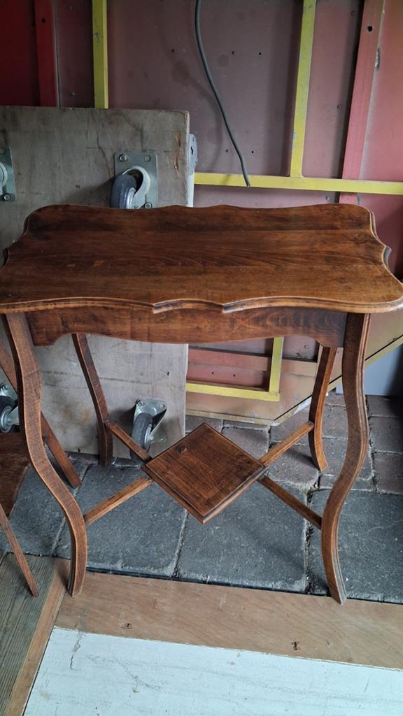 Table d'appoint ancienne. Présentoir à fleurs, Enlèvement