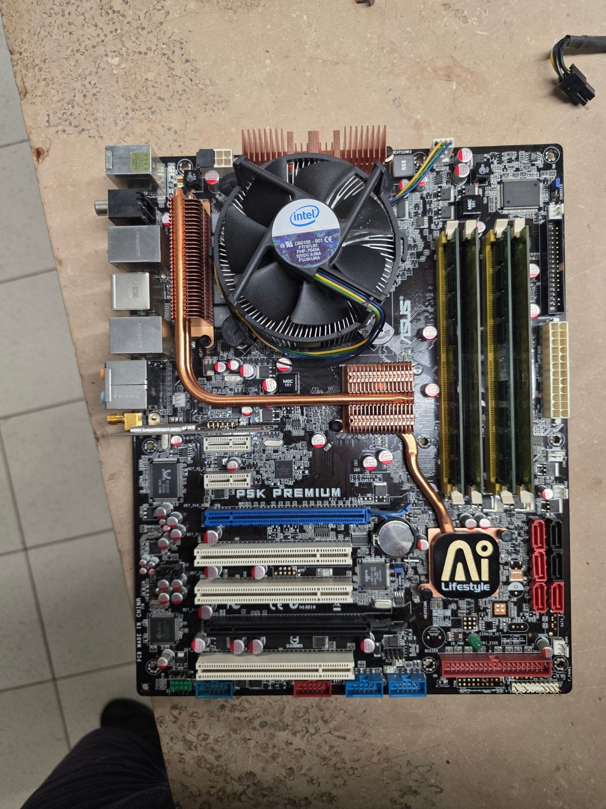 ASUS P5K Premium moederbord +RAM + Intel CPU + koeler, Computers en Software, Moederborden, Ophalen of Verzenden, Intel, DDR2