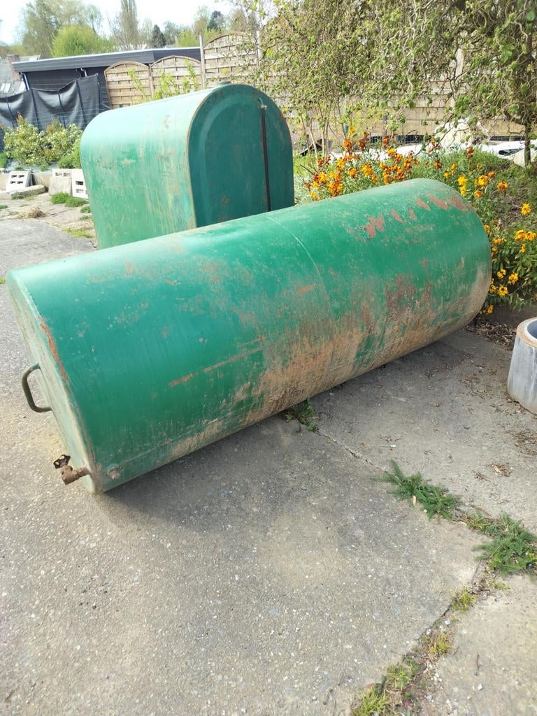 Citernes mazout rouge métalliques 1000 l et 1200 l