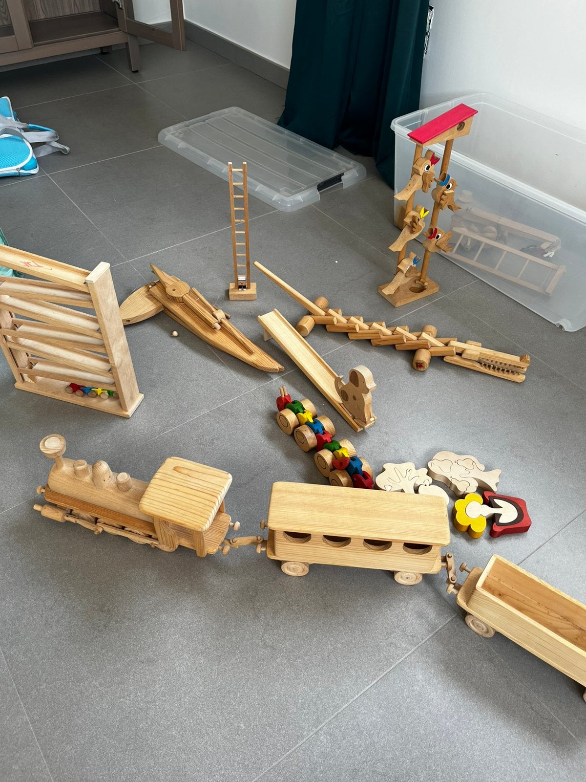 Doos met allerlei houten kinderspeelgoed, Ophalen, Zo goed als nieuw