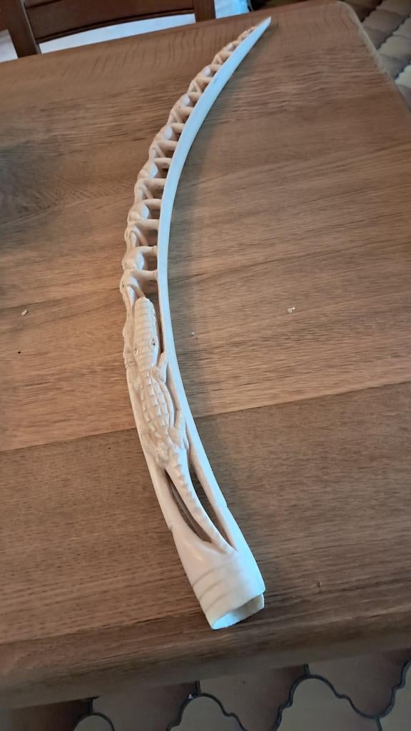 Corne en ivoire sculptée, Enlèvement
