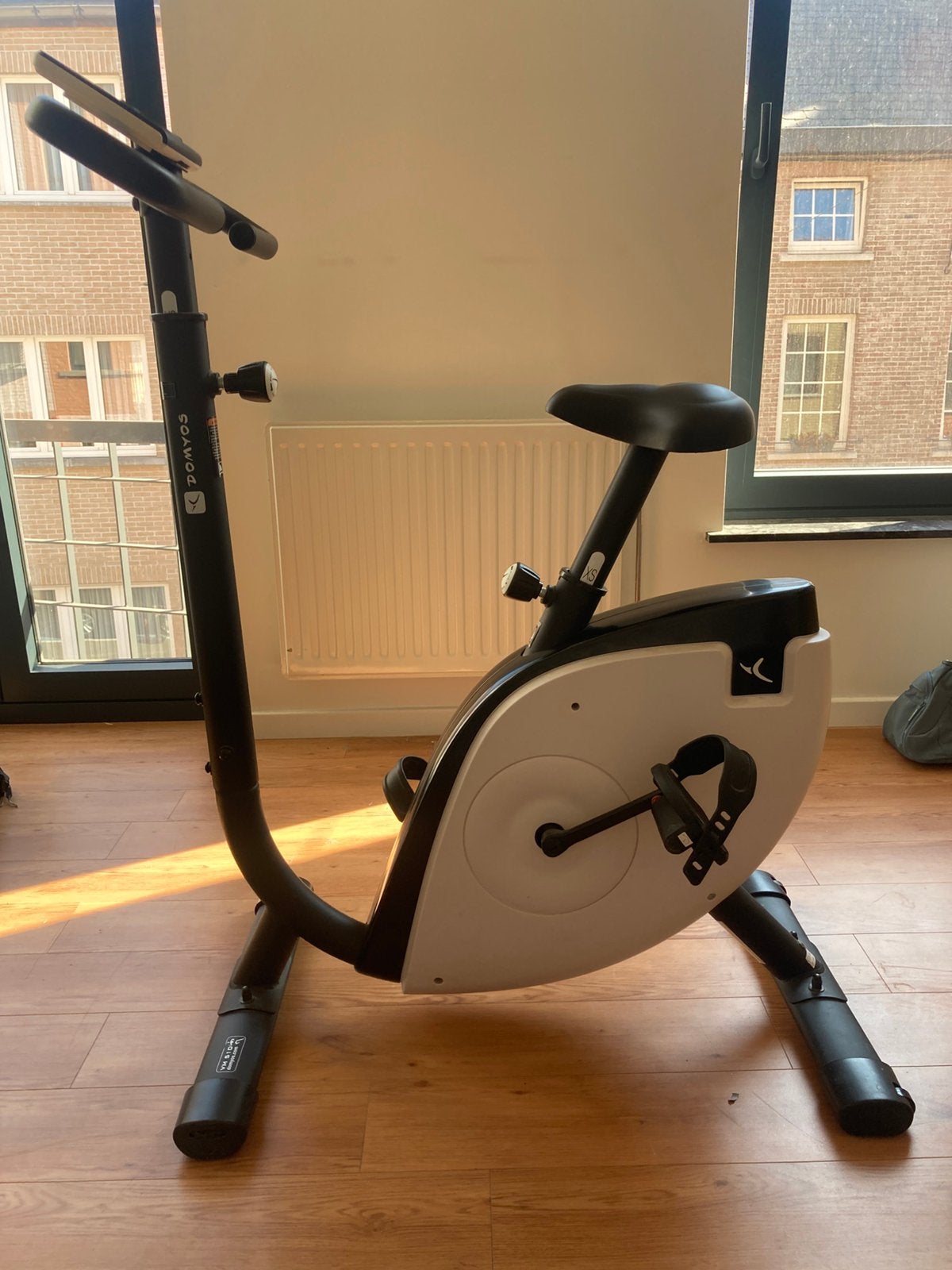 Vélo d’appartement blanc marque Domyos, Jambes, Comme neuf, Enlèvement, Vélo d'appartement
