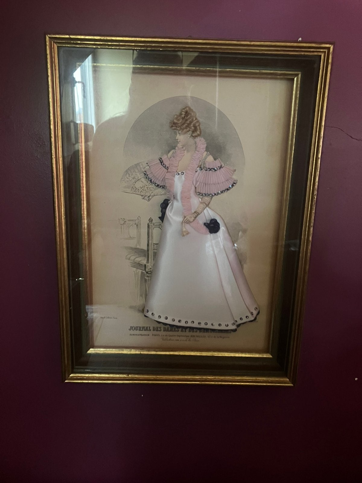 Oude vintage kader van dame met stoffen kledij, Ophalen