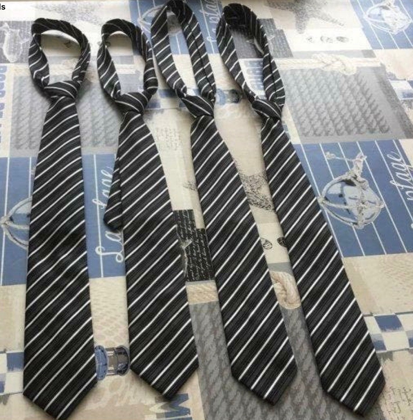 Set van 4 stijlvolle gestreepte dassen (plastrons), Ophalen of Verzenden, Zo goed als nieuw, Zwart