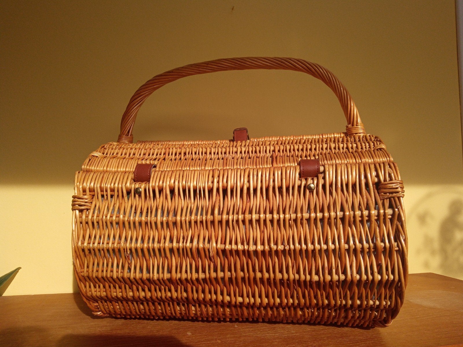 Charmante vintage rotan picknick mand met bruine lederen det, Ophalen of Verzenden