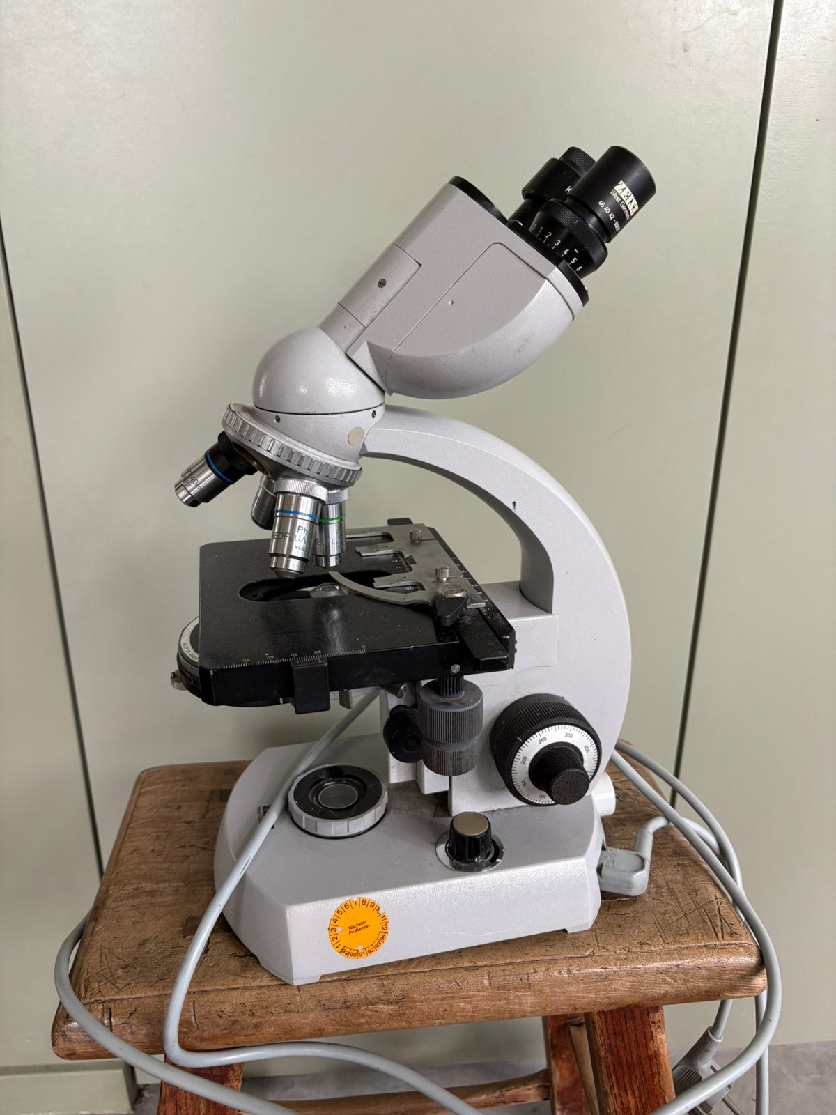 Carl Zeiss microscoop 9901 47 30 11 met 4 lenzen & lichtbron, Ophalen, Zo goed als nieuw